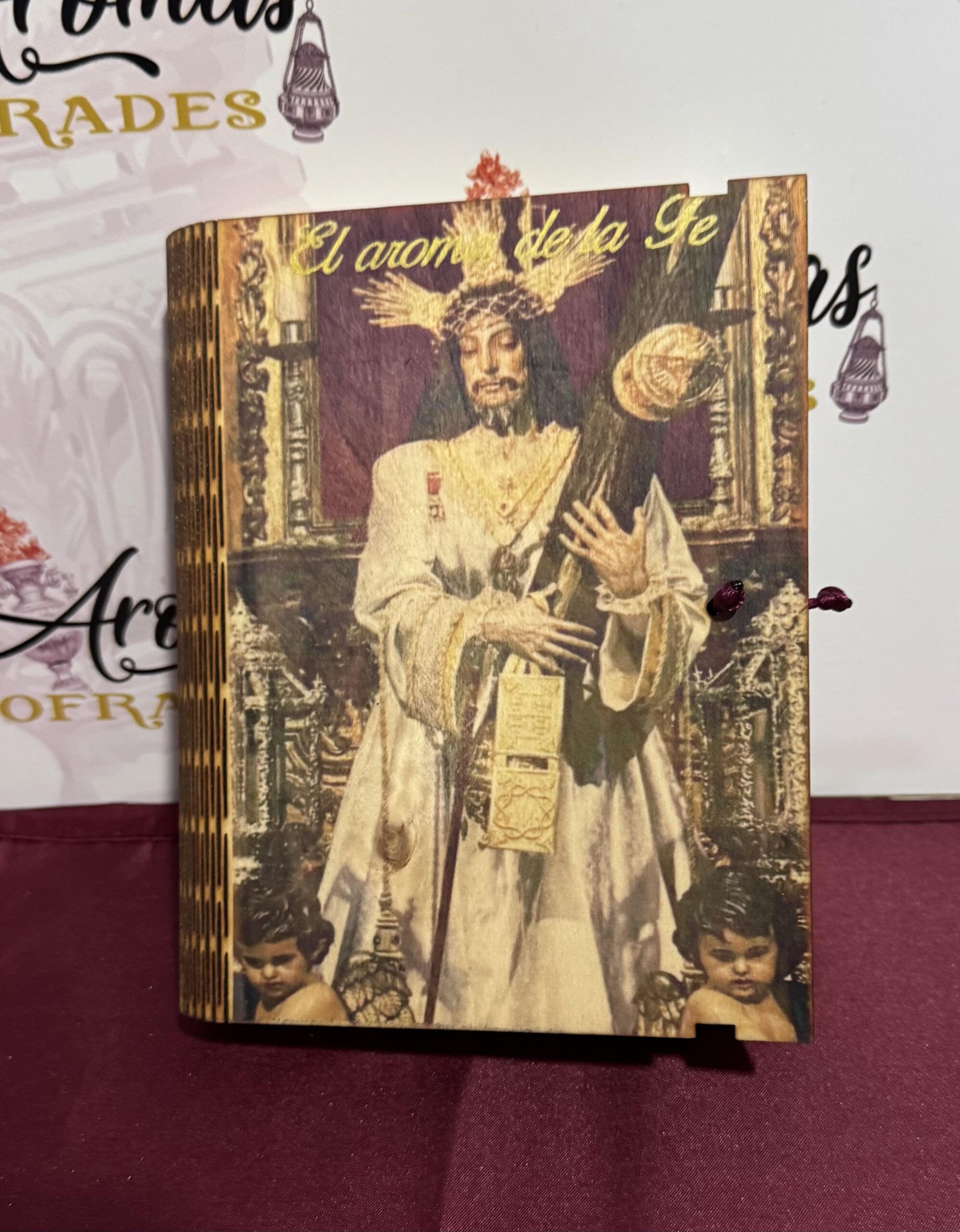 Caja en madera con forma de libro de Nuestro Padre Jesús Nazareno