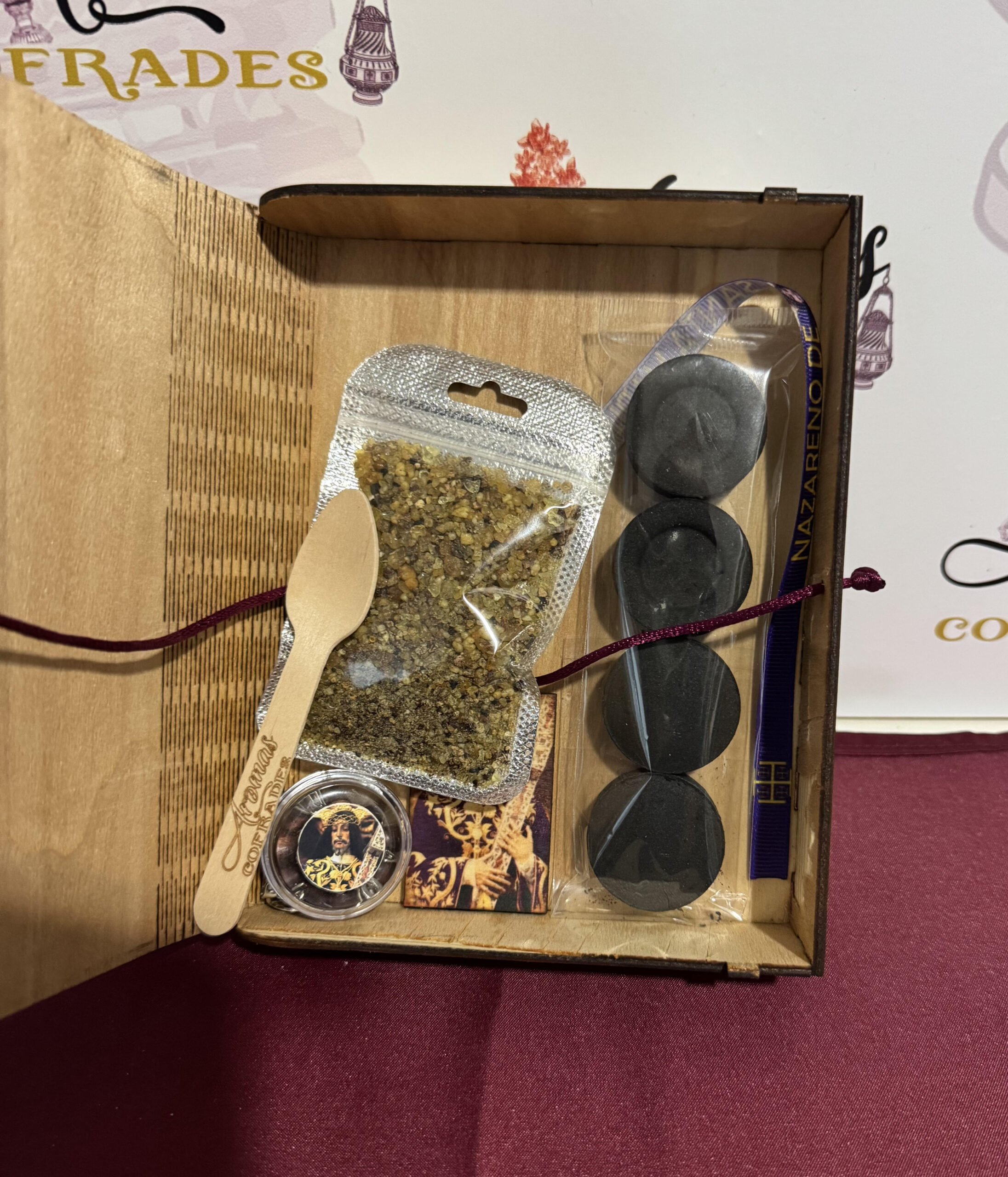 Caja en madera con forma de libro de Nuestro Padre Jesús Nazareno - Imagen 2